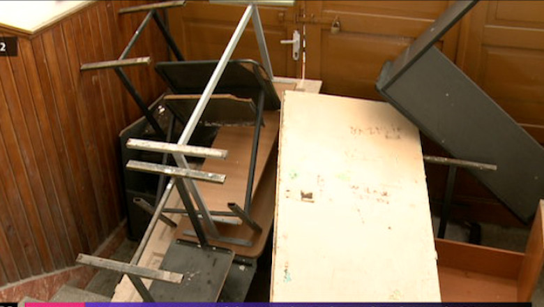 Protest cu porti blocate la Colegiul Tehnic de Vest din Timisoara. UPDATE. Unitatea nu se va muta!  Imagine