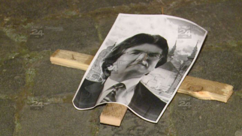 Protest fata de decizia primarului de a permite accesul masinilor in Piata Unirii din Timisoara: cruci din lemn cu Robu ”infipt” in cuie! Imagine