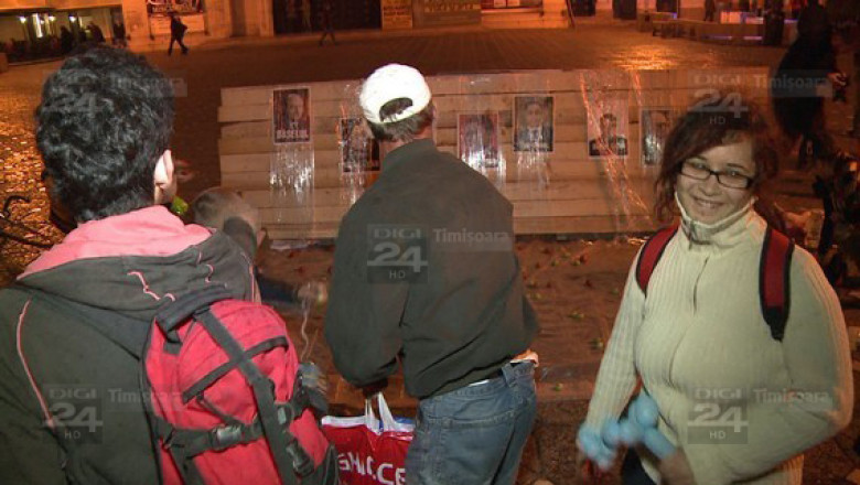 Protest fata de proiectul minier de la Rosia Montana, cu un closet si aruncari la tinta spre pozele politicienilor! Imagine