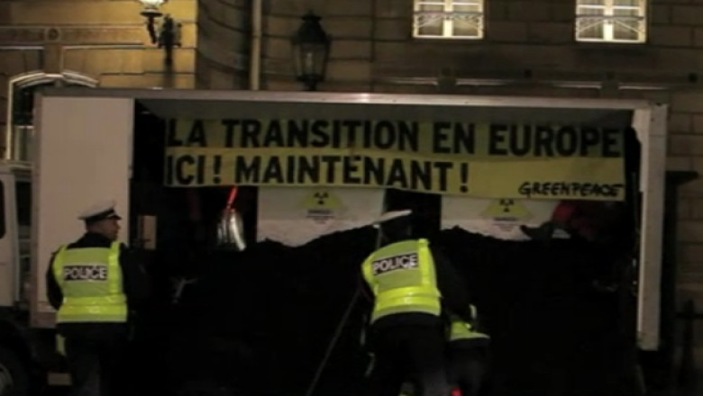 Protest Greenpeace. Cinci tone de carbune descarcate in fata Palatului Elysee Imagine