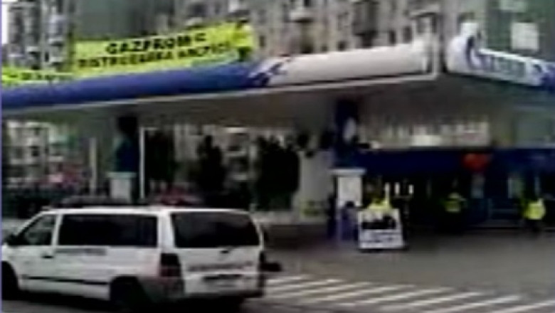 Protest Greenpeace la Arad. Militantii au ocupat o benzinarie Gazprom Imagine