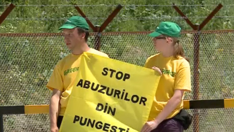 Protest Greenpeace la Pungesti. 25 de activisti au blocat intrarea in santier, legandu-se de garduri Imagine