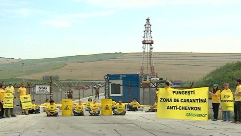 Protest Greenpeace la Pungesti. Activistii care au blocat accesul la santierul Chevron au fost sanctionati de Jandarmerie cu avertismente scrise Imagine