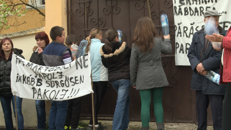 Protest in fata casei parohiale. Preotul din Uileacu de Munte este acuzat ca a vandut ilegal terenurile bisericii Imagine