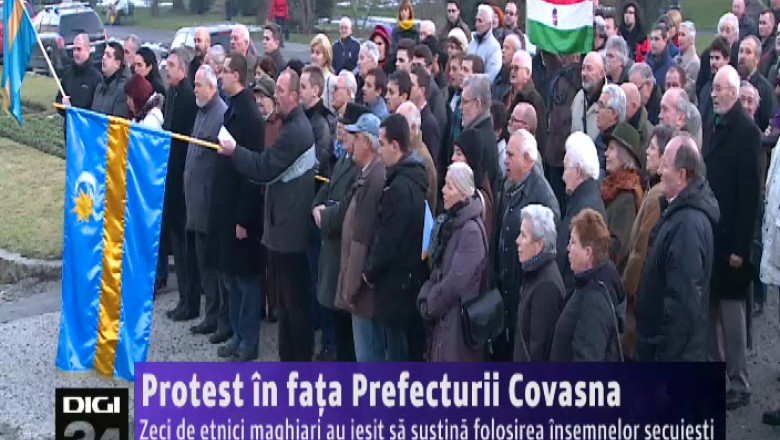Protest in fata Prefecturii Covasna. Zeci de etnici maghiari au iesit sa sustina folosirea insemnelor secuiesti Imagine