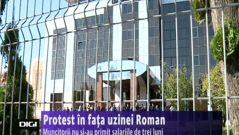 Protest in fata uzinei Roman  Imagine