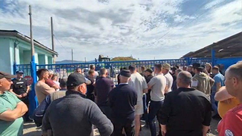 Protest in Hunedoara. Cel mai bogat oier din Romania, acuzat ca nu a platit milioane de euro unor fermieri: „Isi bate joc de noi”