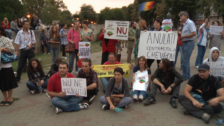 Protest in parcul Primariei din Constanta. 100 de oameni au iesit in strada sa sustina Rosia Montana Imagine
