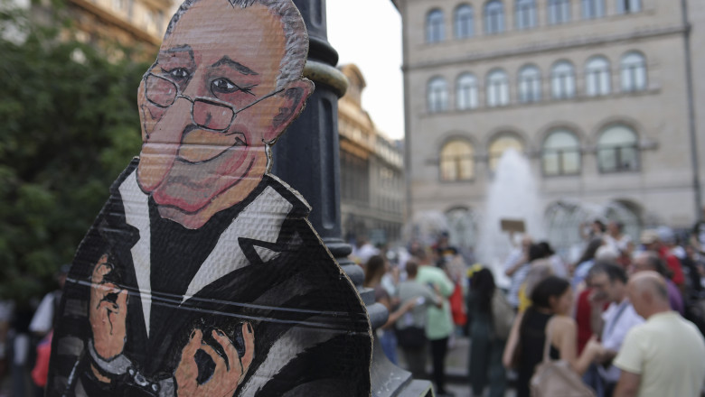 Protest in Piata Universitatii fata de declararea zilei de doliu national pentru Iliescu. Jandarmeria spune ca manifestatia e ilegala Imagine