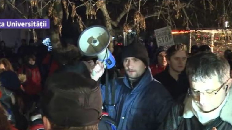 Protest in Piata Universitatii fata de explorarea gazelor de sist de la Pungesti. Imbranceli intre protestatari si jandarmi Imagine