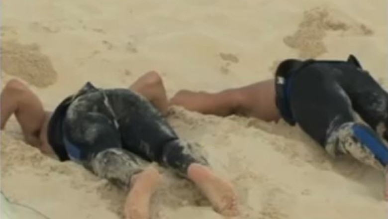 Protest inedit inainte de summitul G20: zeci de oameni si-au ingropat capul in nisip Imagine