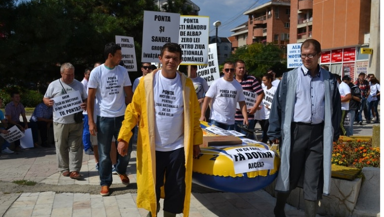 Protest inedit la Alba, impotriva lui Victor Ponta: „Hai sa iti dam barca, sa te plimbi pe strazile tarii!” Imagine