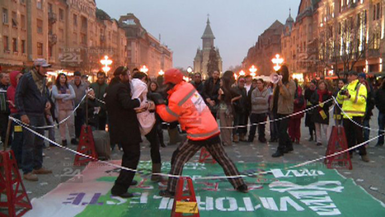 Protest inedit: ”meci de box”, in centrul Timisoarei, intre taranul roman si corporatii Imagine