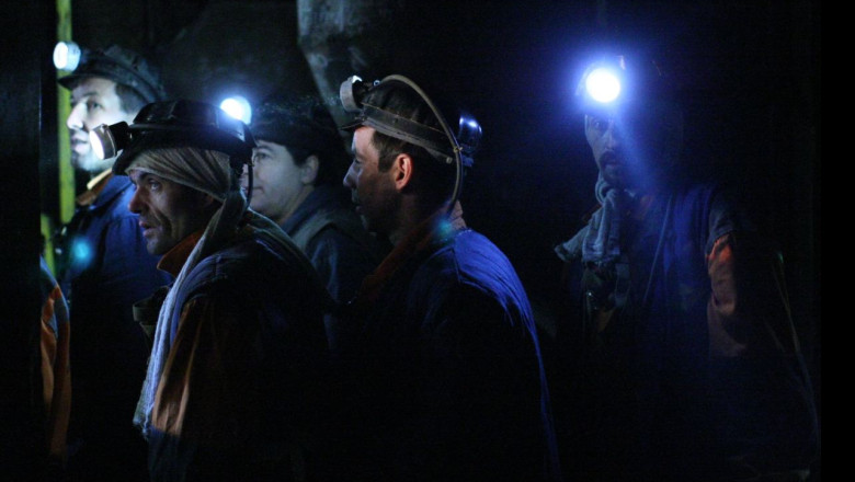 Protest la 300 de metri sub pamant. 22 de mineri s-au blocat in mina din Rosia Montana Imagine