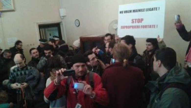 Protest la Avocatul Poporului: Zeci de oameni au intrat in sediu, scandand „Uniti, salvam Rosia Montana” Imagine