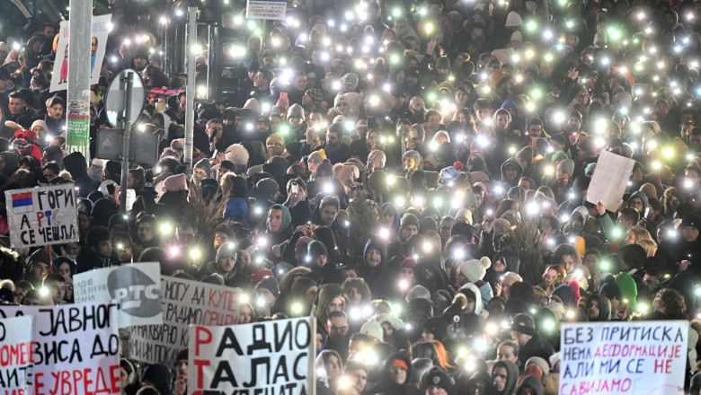 Protest la Belgrad: zeci de mii de oameni s-au alaturat manifestarii studentilor in fata sediului radioteleviziunii de stat din Serbia Imagine
