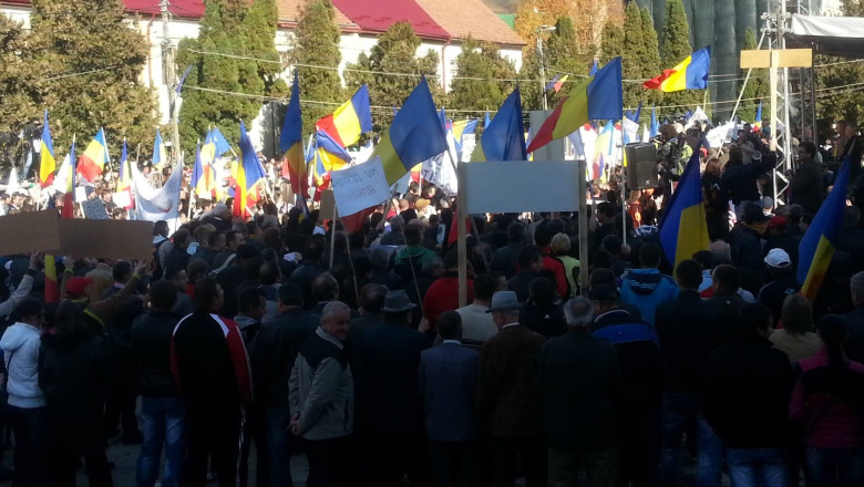 Protest la Campeni fata de Rosia Montana. Manifestantii sunt nemultumiti ca au fost numiti extremisti Imagine