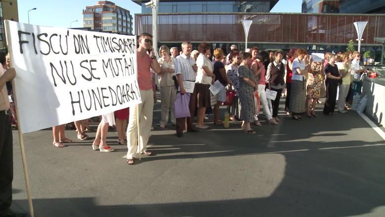 Protest la Finantele din Timis. Zvonurile ca Directia Regionala va fi mutata la Deva i-a scos pe angajati in strada Imagine