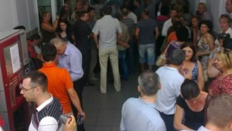 Protest la Finantele Publice aradene. Angajatii sunt nemultumiti de disponibilizari Imagine