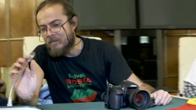 Protest la Guvern fata de Rosia Montana. Opozantii proiectului s-au asezat pe scaunele ministrilor Imagine