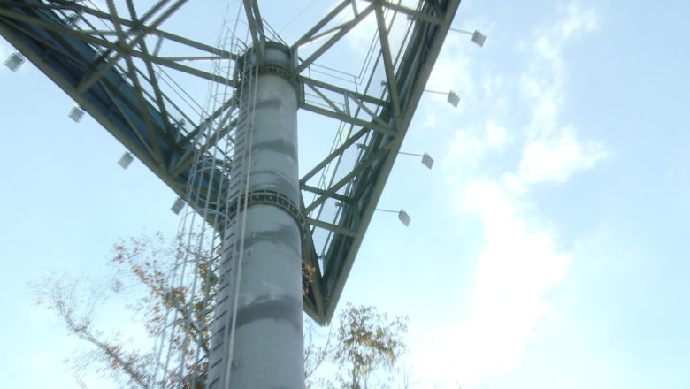 Protest la inaltime. Un tanar a amenintat ca se arunca in gol pentru ca nu are unde sa stea Imagine