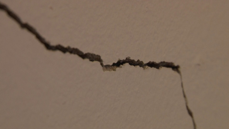 Protest la marginea drumului. Locuitorii unui cartier din Oradea sunt nemultumiti ca traficul le distruge casele Imagine