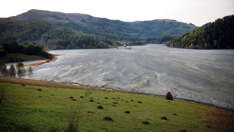Protest la Parlament fata de legea minelor Imagine