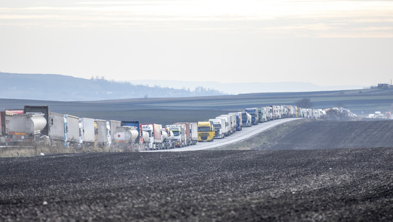 Protest la protest. 150 de soferi ucraineni si turci sunt revoltati pentru ca fermierii romani blocheaza vama Siret Imagine