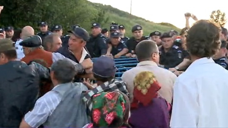 Protest la Pungesti. Localnicii s-au imbrancit cu jandarmii Imagine