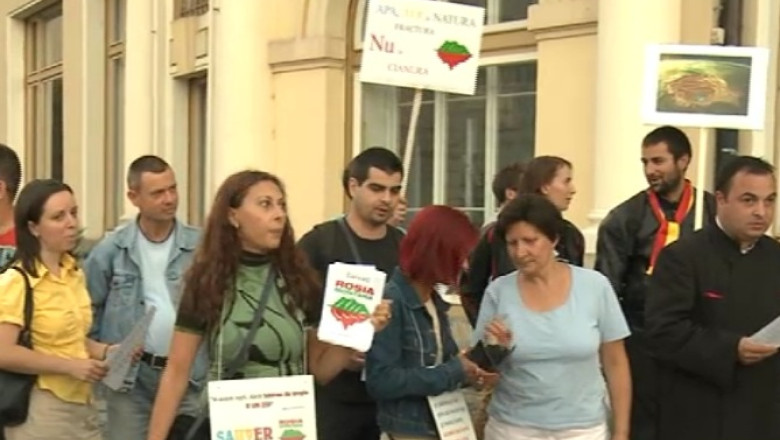 Protest la Rosia Montana. Cateva sute de persoane vor exploatarea aurului, care le va aduce locuri de munca Imagine