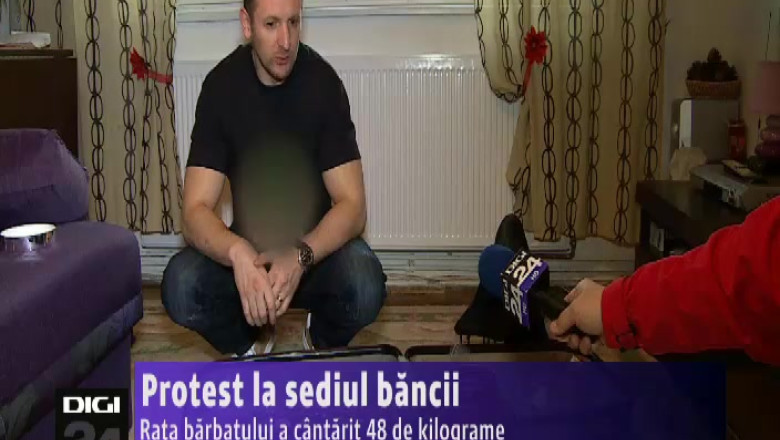 Protest la sediul bancii. Un brasovean a platit o rata cu 48 de kilograme de monezi Imagine