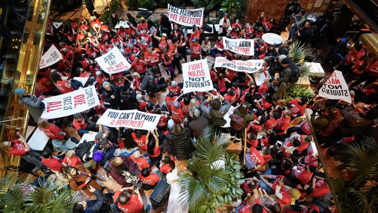 Protest la Trump Tower, in New York, fata de arestarea unui student care va fi deportat din cauza activismului pro-palestinian Imagine