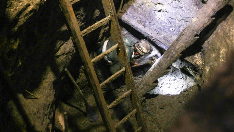 PROTEST. Minerii din Rosia Montana au petrecut noaptea la intrarea in mina Imagine