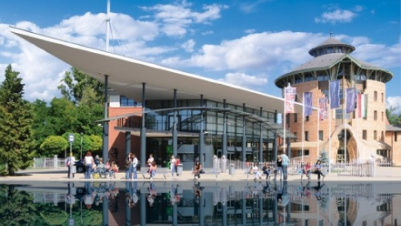 Protest nud in Ungaria: Un grup de studenti si un profesor se opun codului vestimentar impus de o universitate Imagine