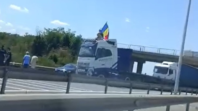 Protest pe A1: un sofer de TIR a blocat autostrada si a fluturat steagul Romaniei. Traficul reluat, iar manifestantii dusi la politie Imagine