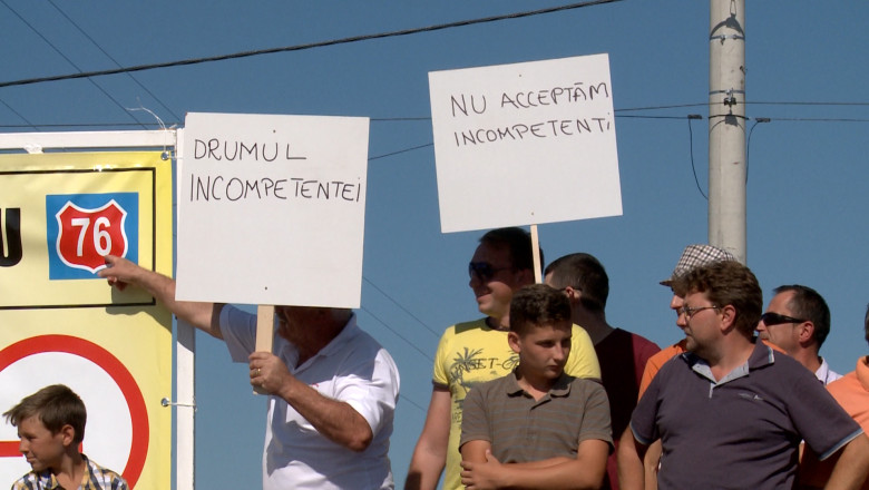 Protest pe cel mai prost drum din Romania. Soferii au manifestat pe DN76 Oradea - Deva Imagine