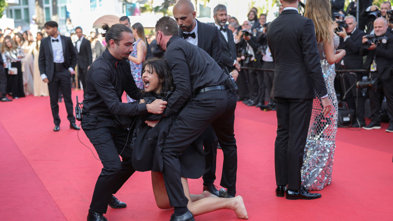 Protest pe covorul rosu la Cannes. O femeie dezbracata a manifestat impotriva violurilor comise de soldatii rusi in Ucraina Imagine
