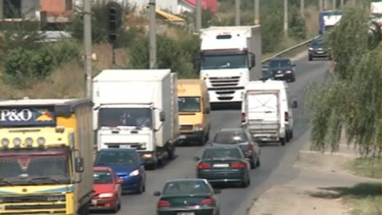 Protest pe marginea drumului, din cauza zgomotului produs de camioane Imagine