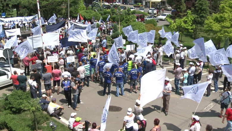 Protest portuar de amploare. Manifestatii in fata Primariei Constanta fata de preluarea actiunilor de la APC  Imagine
