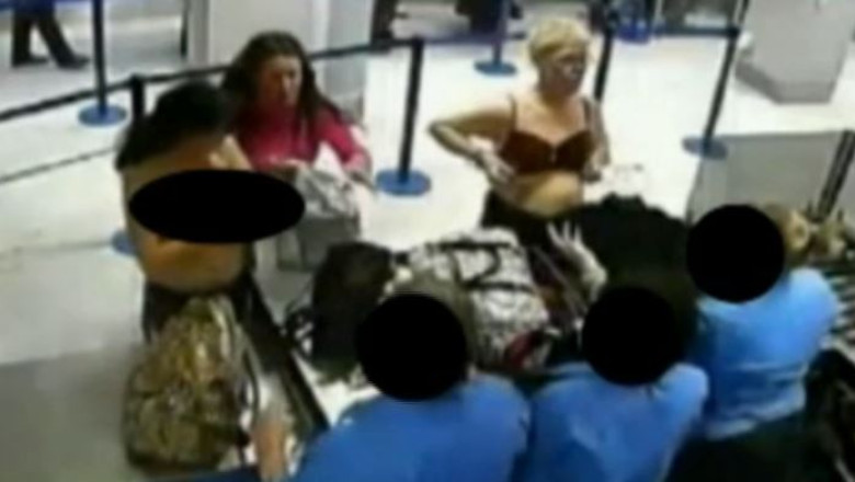 Protest. Sotia unui lord britanic s-a dezbracat complet la controlul de rutina Imagine