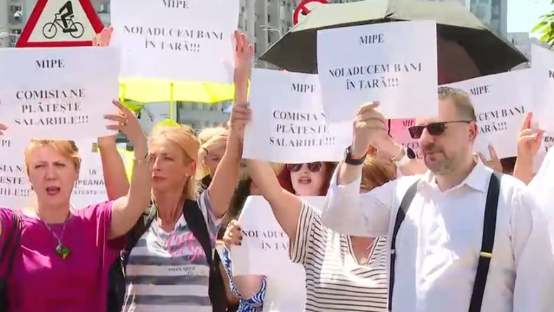 Protest spontan al bugetarilor astazi in fata Guvernului. „Sporul de conditii vatamatoare nu reprezinta un privilegiu” Imagine