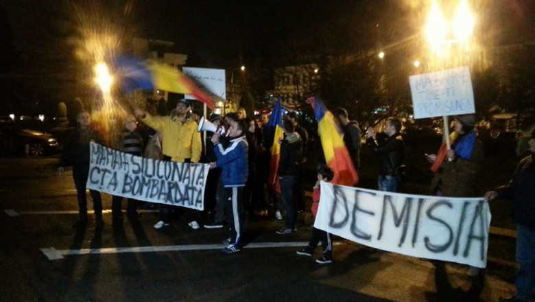 Protest. Sute de constanteni cer demisia lui Victor Ponta si Radu Mazare Imagine