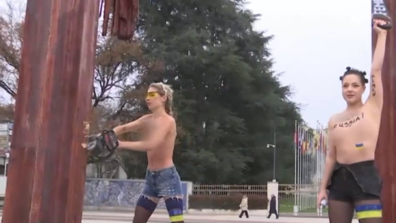 Protest topless la sediul ONU. Activiste inarmate cu o drujba si pictate pe piept cu mesaje anti-Rusia au vandalizat un monument Imagine