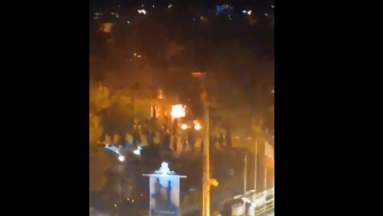 Protestatarii din Iran au dat foc casei fondatorului republicii islamice, ayatolahul Ruhollah Khomeini Imagine