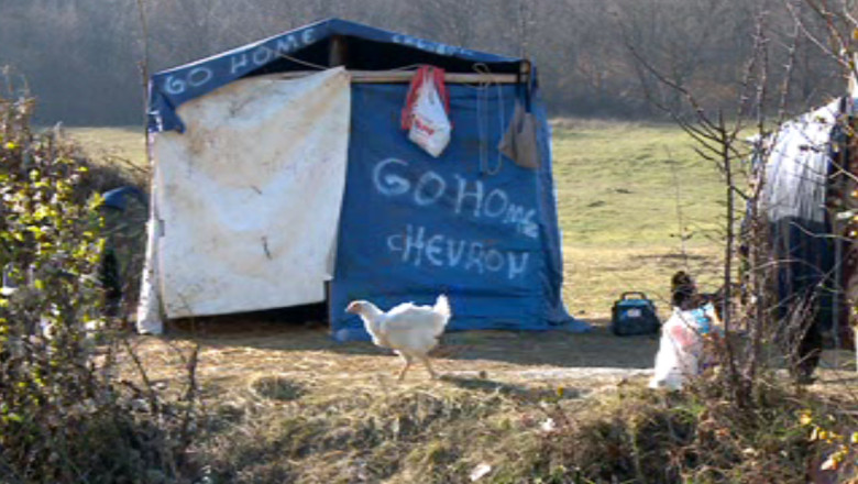 Protestatarii din Pungesti se pregatesc de iarna: construiesc o cabana sa se adaposteasca de vremea rea Imagine