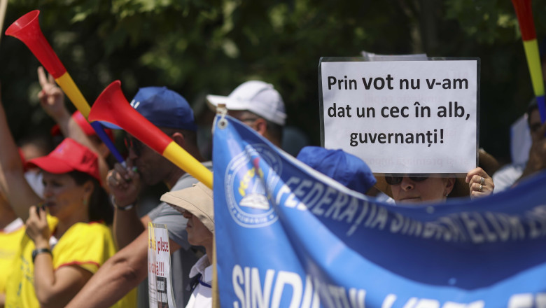 Proteste ale sindicalistilor, la Parlament, in ziua in care Guvernul si-a asumat raspunderea pe majorarile de taxe Imagine