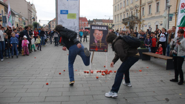 Proteste anti-Rosia Montana. Clujenii au aruncat cu rosii in fotografia ministrului Culturii, Daniel Barbu Imagine