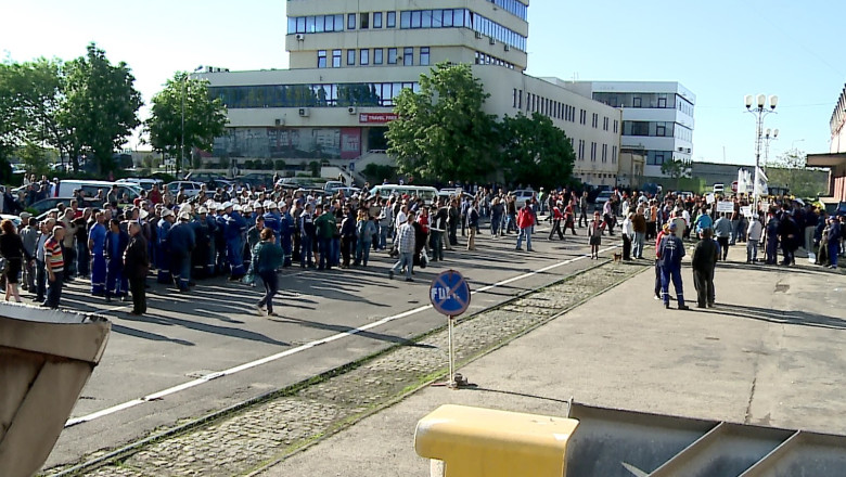 Proteste cu vuvuzele, butoaie si wole in port. Sindicalistii nu vor ca Primaria sa fie actionar majoritar al CNAPMC Imagine