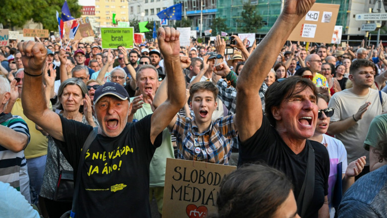 Proteste impotriva guvernului autoritar al Slovaciei condus de Robert Fico. Oamenii apara libertatea presei Imagine