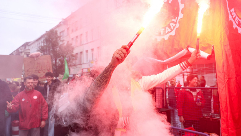 Proteste in Belgia fata de politicile guvernului: zecii de mii de oameni iesiti in strada si ciocniri cu politia Imagine